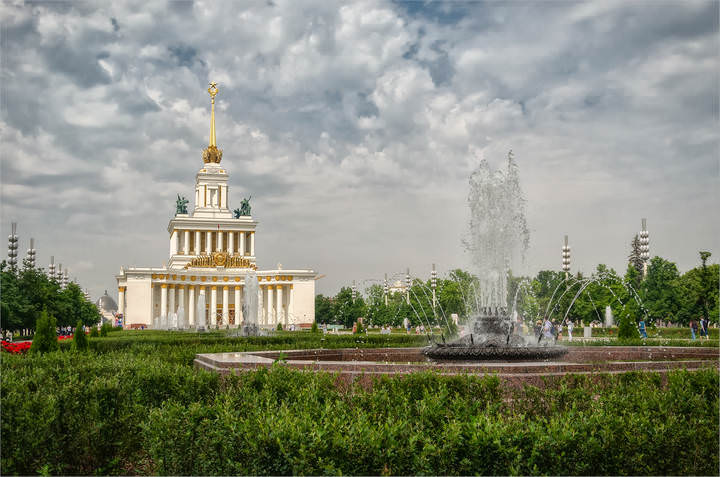 Главный павильон ВДНХ. У фонтана