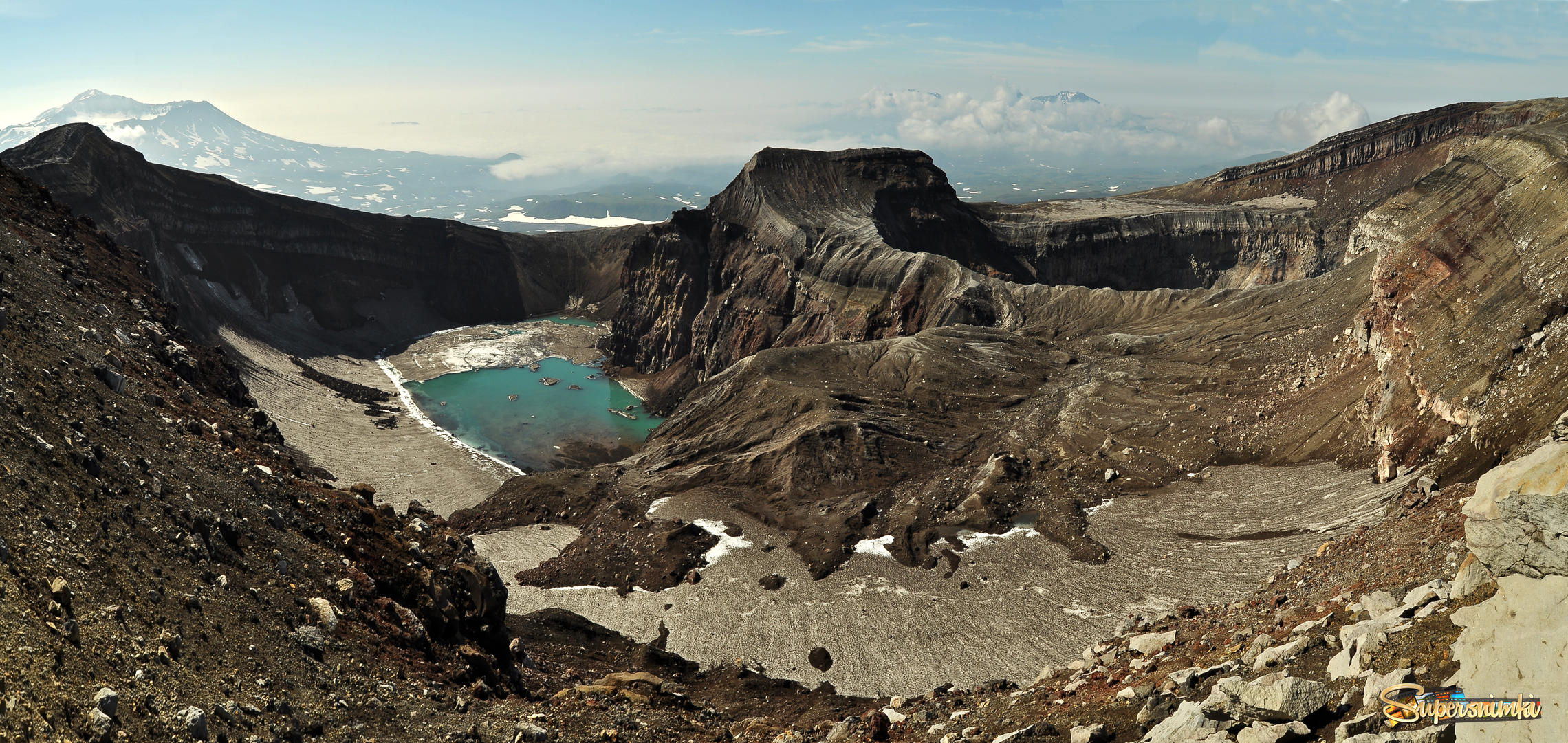 вулкан Горелый, панорама цепочки кратеров