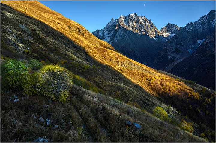осенние краски Домбая в закате солнца