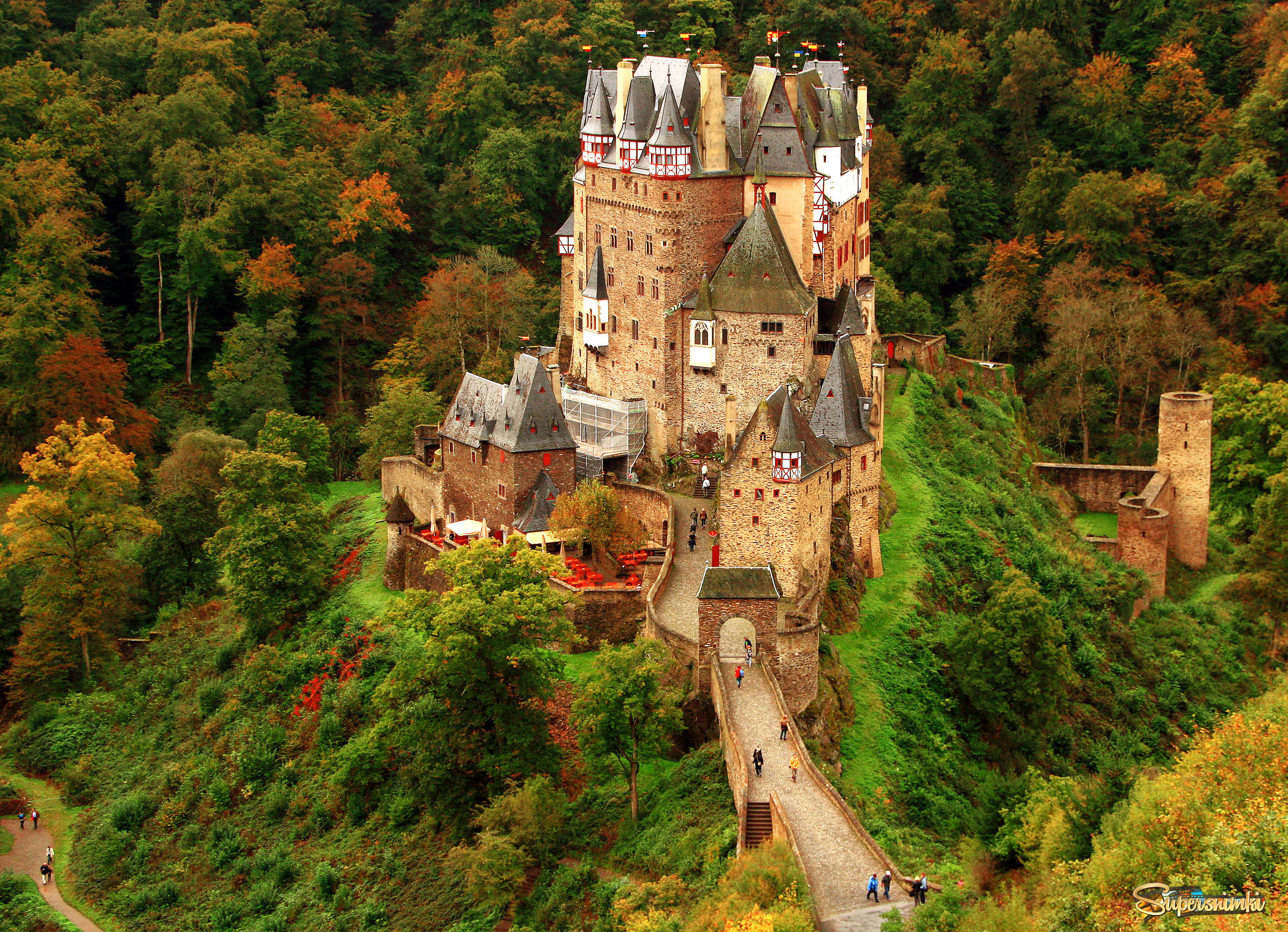 Замок. Замок Бург Эльц Германия. Долина Рейна замок Эльц. Замок Эльц Рейнланд-Пфальц Германия. Замок Burg Eltz Германия.