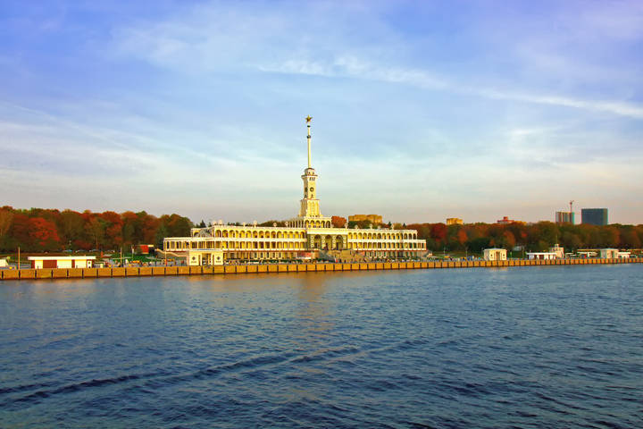 По Химкинскому водохранилищу.
