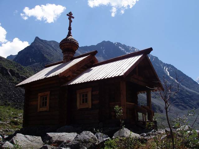 Часовня Архангела Михаила на фоне горы Белухи. 2007 год