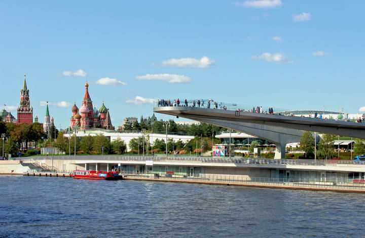 По Раушской набережной, напротив парка Зарядье.
