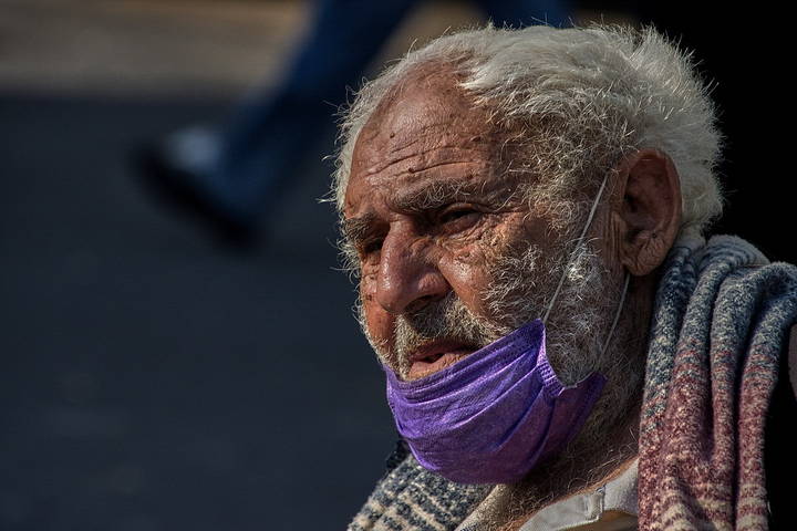 Старик в маске