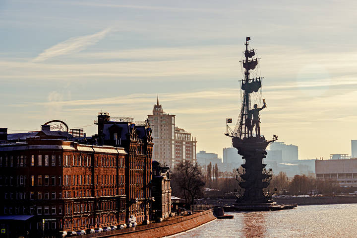 По Малому и Большому Патриаршему мосту.
