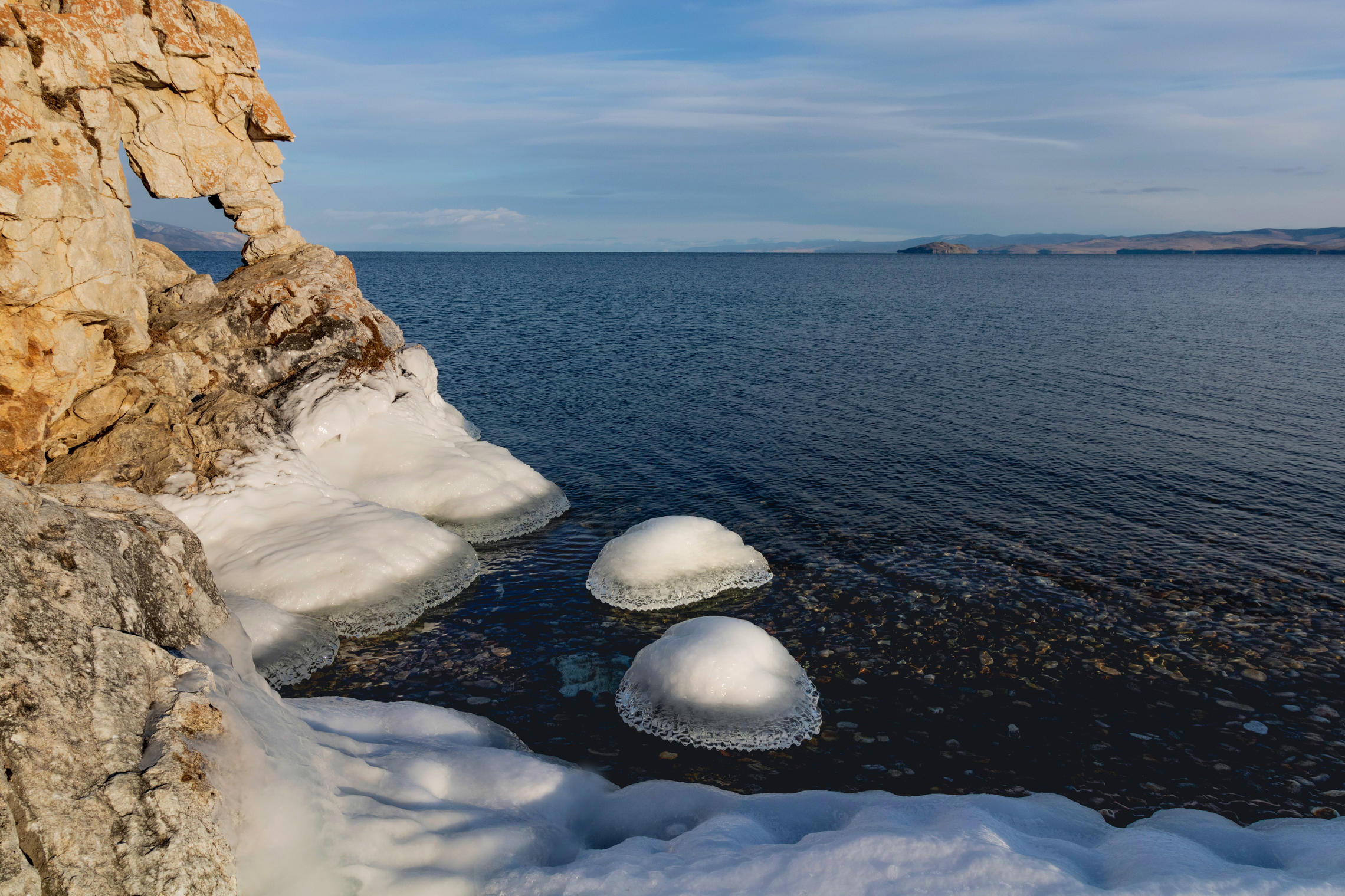 Дырка в скале и ледяные скатёрки на камнях. 