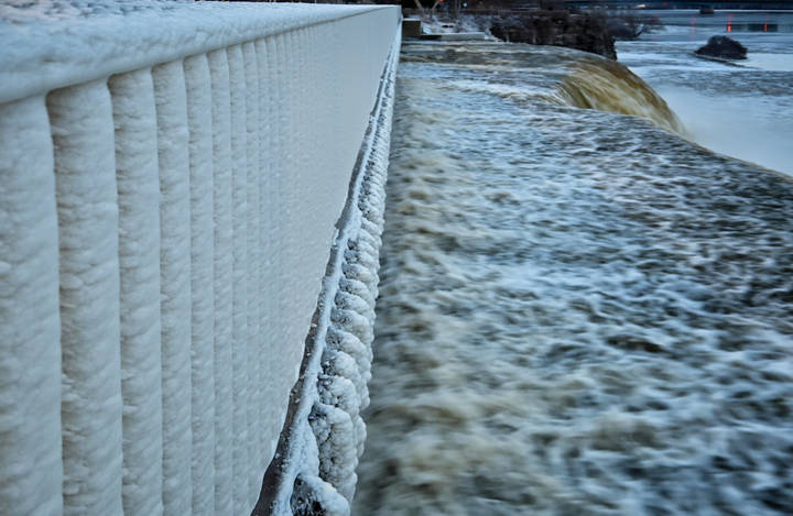 Вода пока бежит