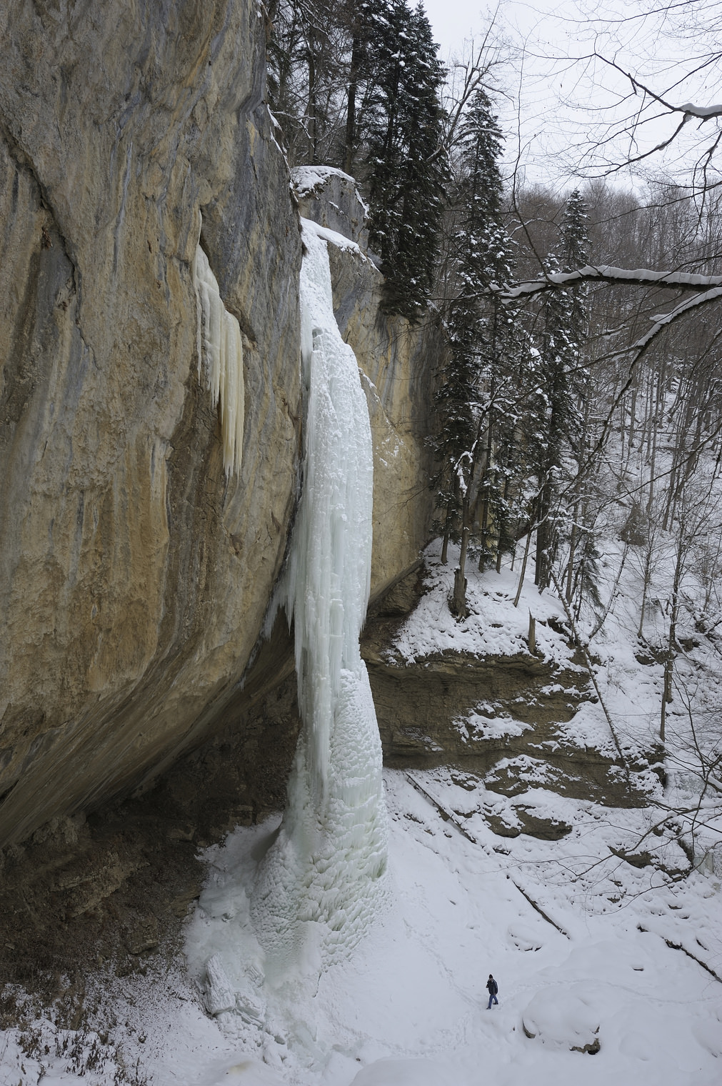 Капустинский водопад,зимой(внизу человек для маштаба)