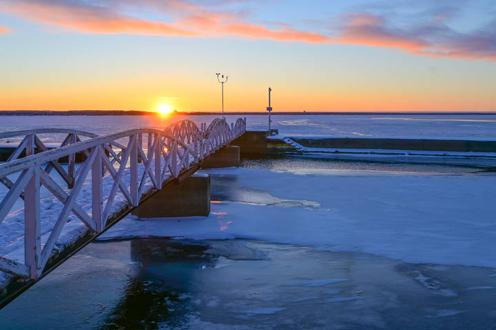 В ночь перетекая