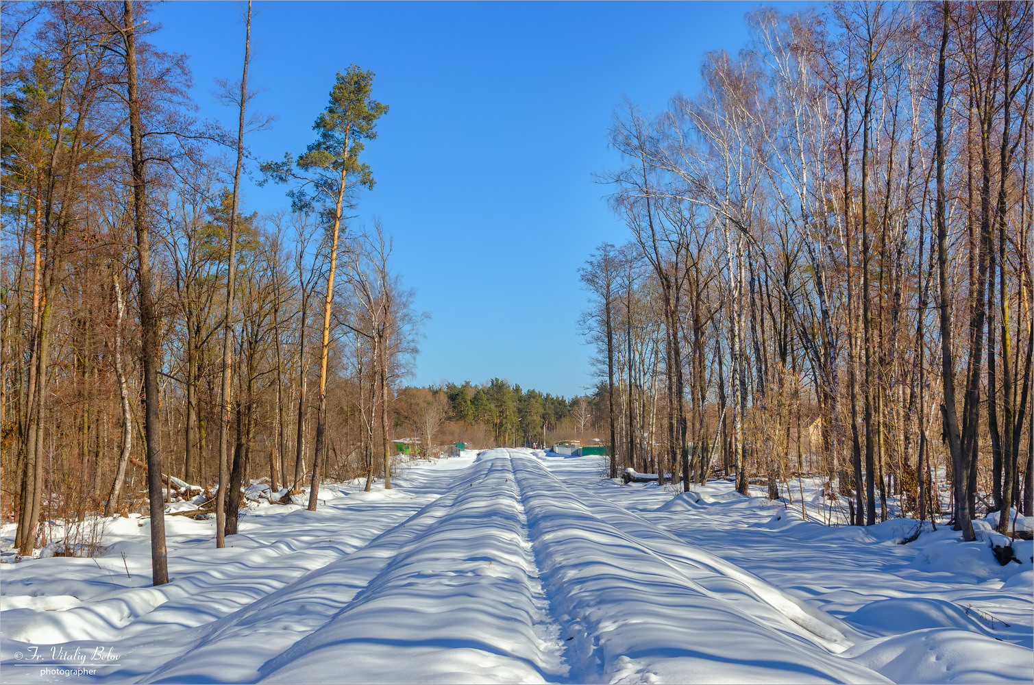 Железнодорожные пути занесенные снегом