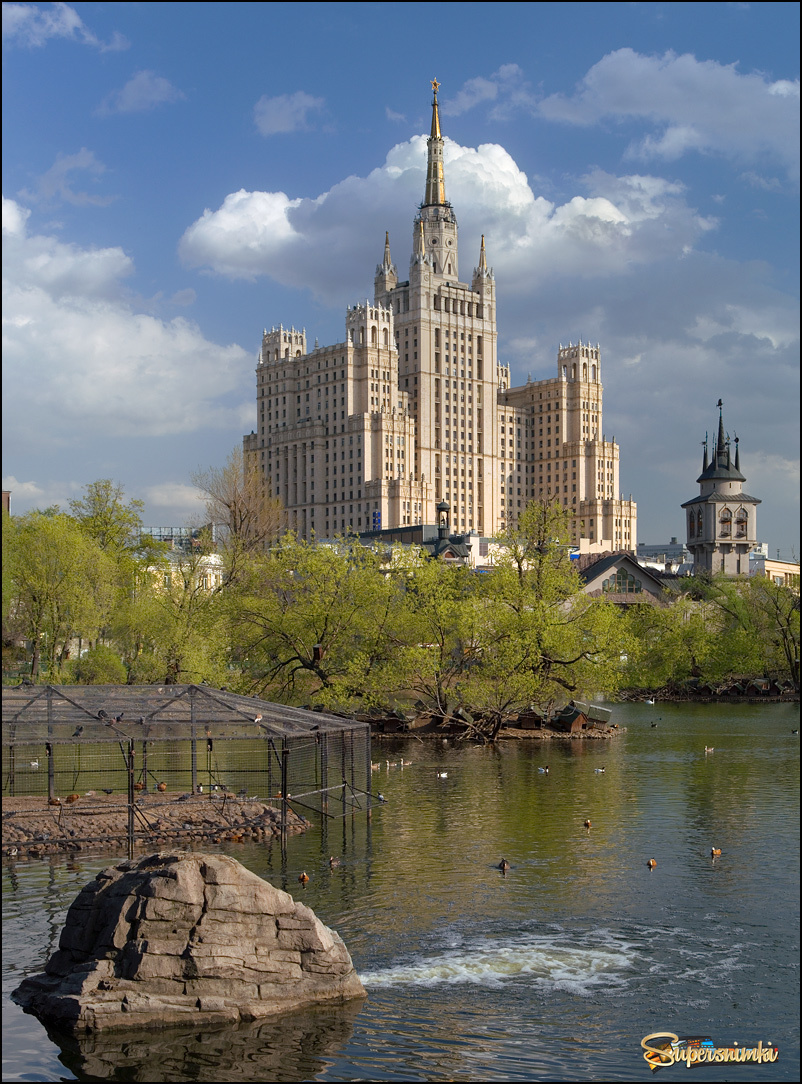 Сталинский небоскрёб и камень с моторчиком