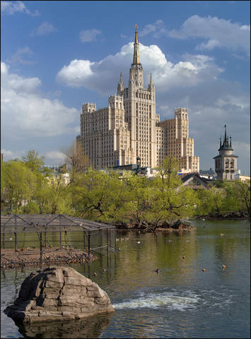 Сталинский небоскрёб и камень с моторчиком