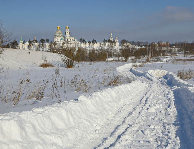 ...по зимней дороге    пешком...