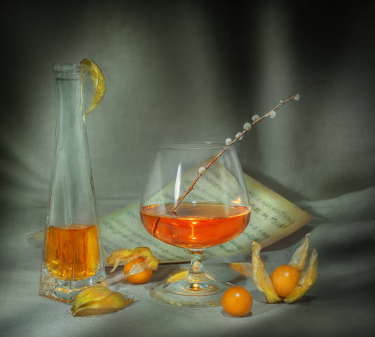 С физалисом.