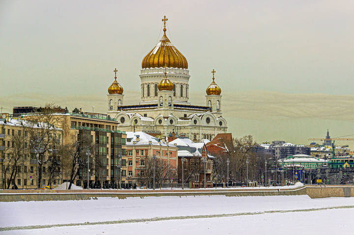 Через Москва реку.