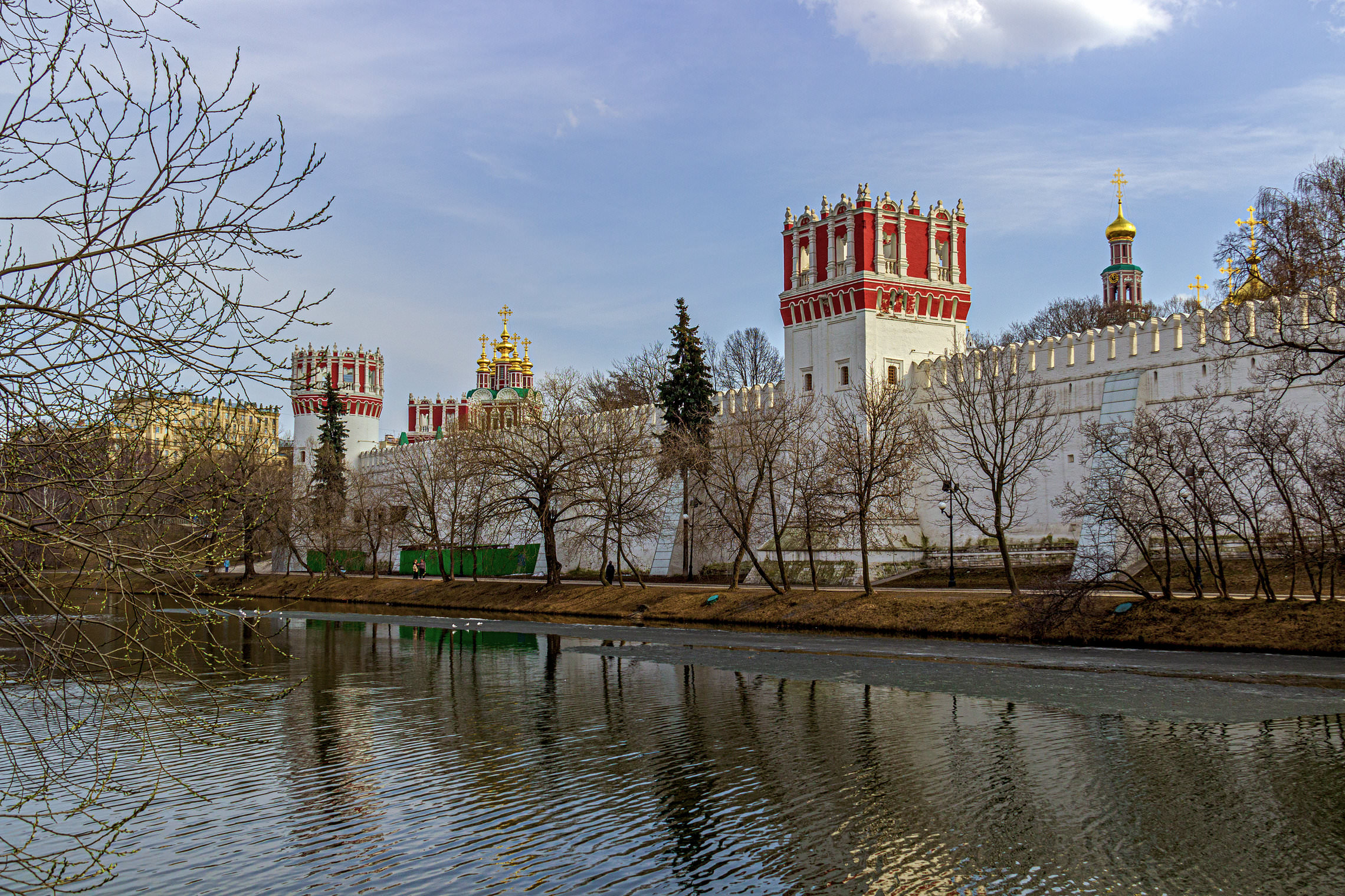 Сквер и пруд у Новодевичьего монастыря.