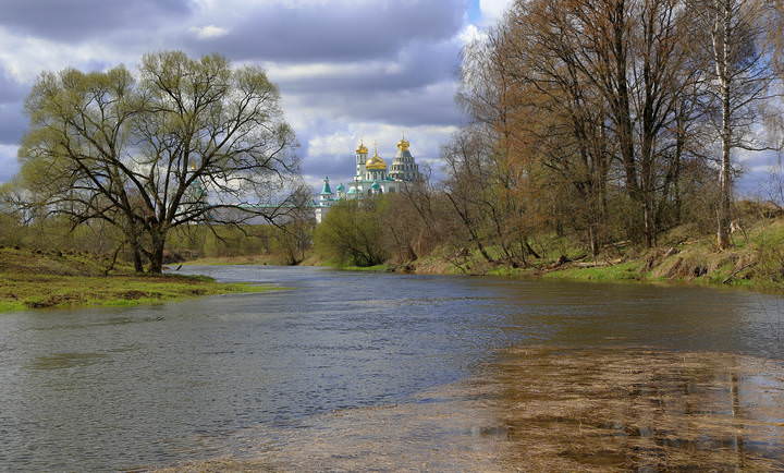 В апреле Истра полноводная река