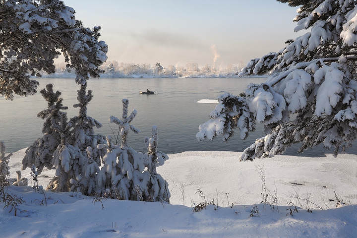 На старенькой лодочке