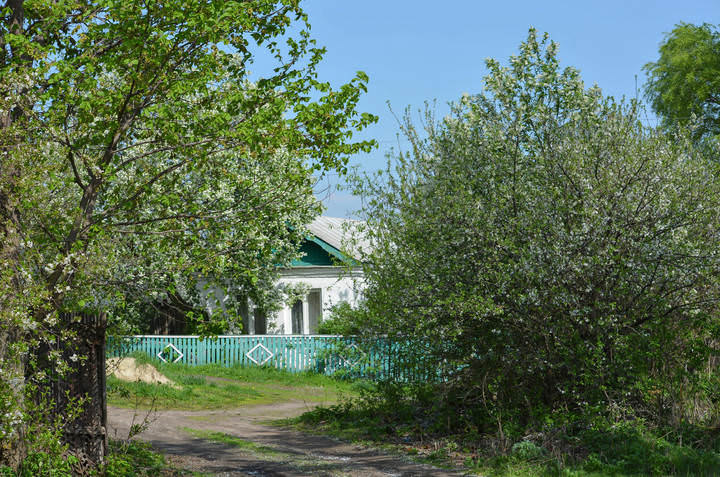 Шагает май по городку.