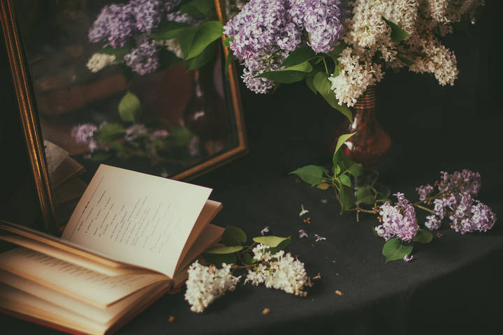Натюрморт с сиренью и книгой. (Май)