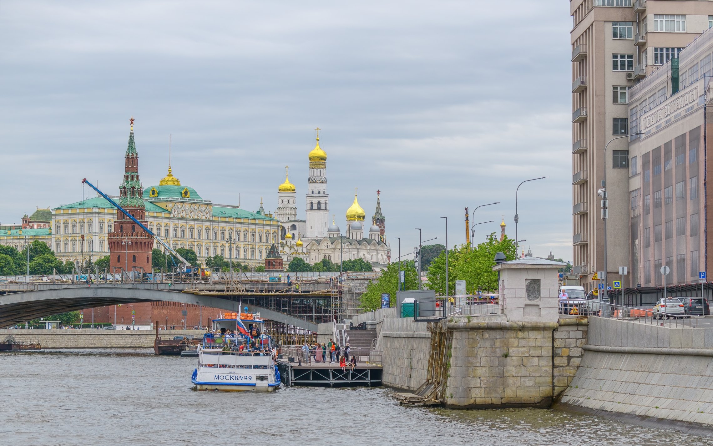Вид на Кремль со стороны Театра Эстрады