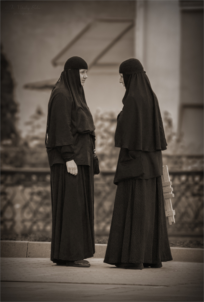 Разговор двух монахинь