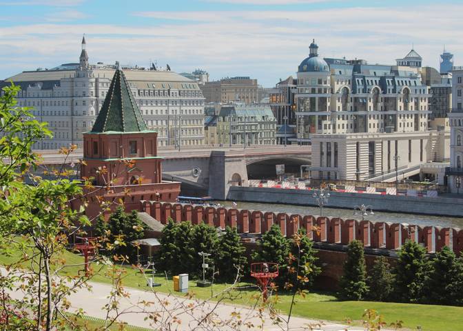 за кремлевской стеной
