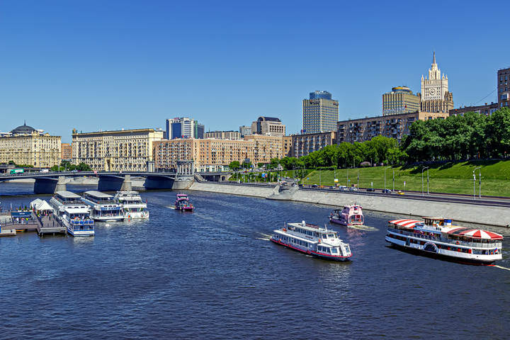 С моста Богдана Хмельницкого.