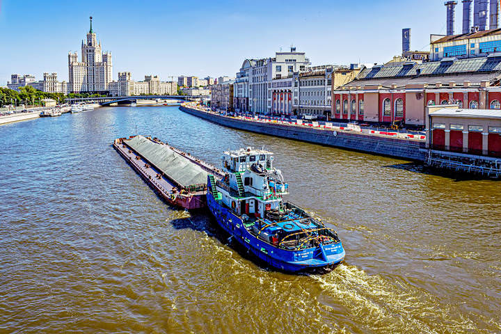 На Москва реке.