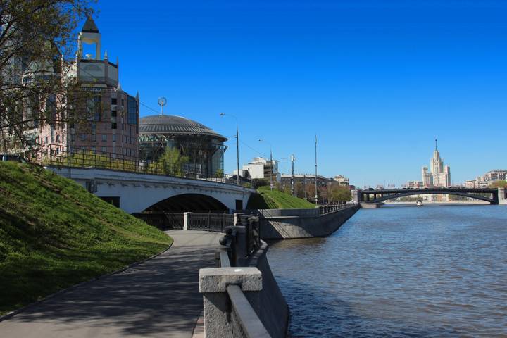 по набережной Москвы-реки