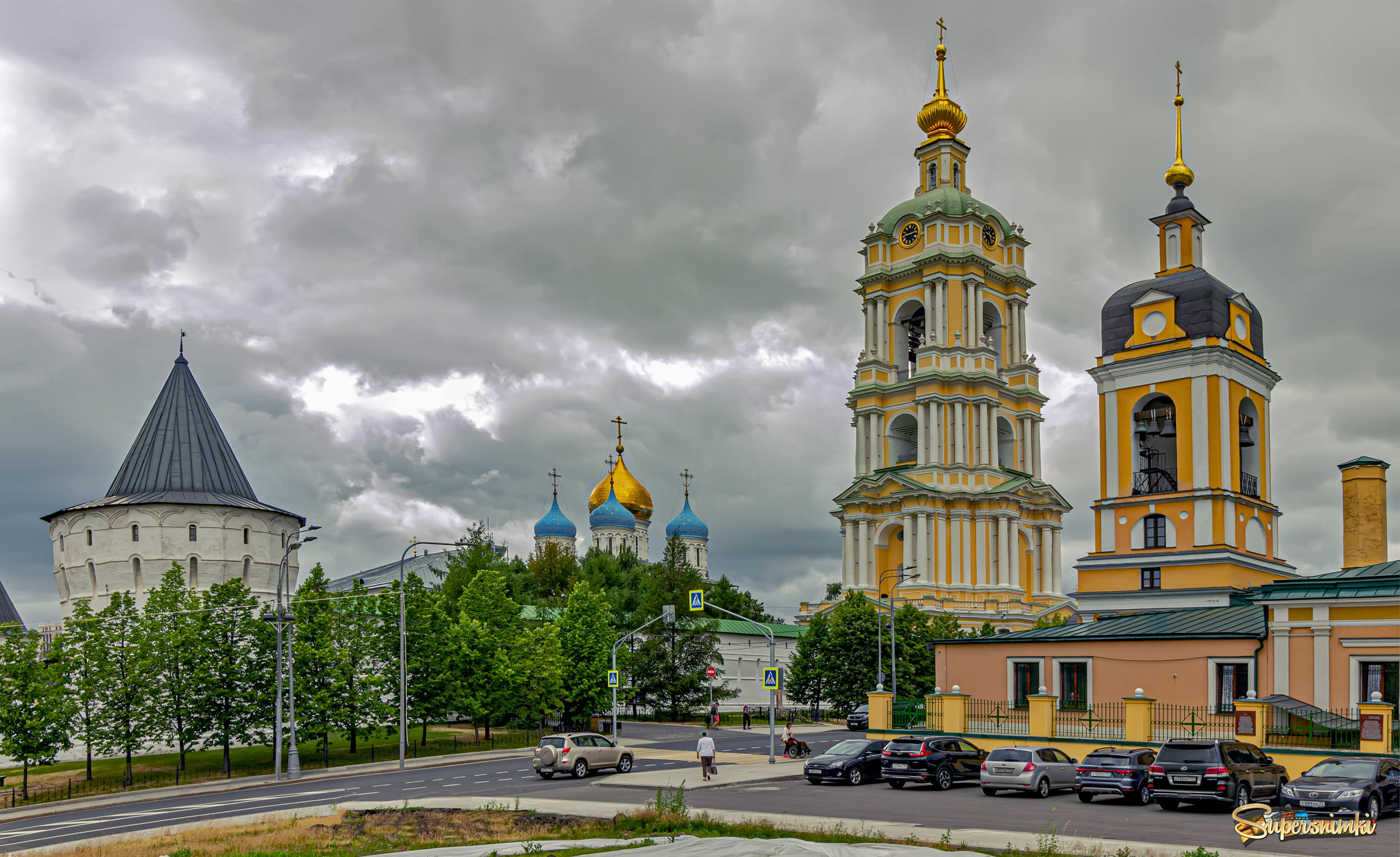 Площадь перед входом в Новоспасский монастырь.