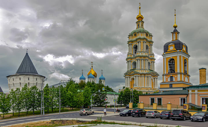 Площадь перед входом в Новоспасский монастырь.