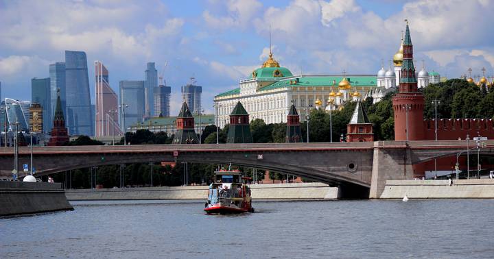по Москве-реке