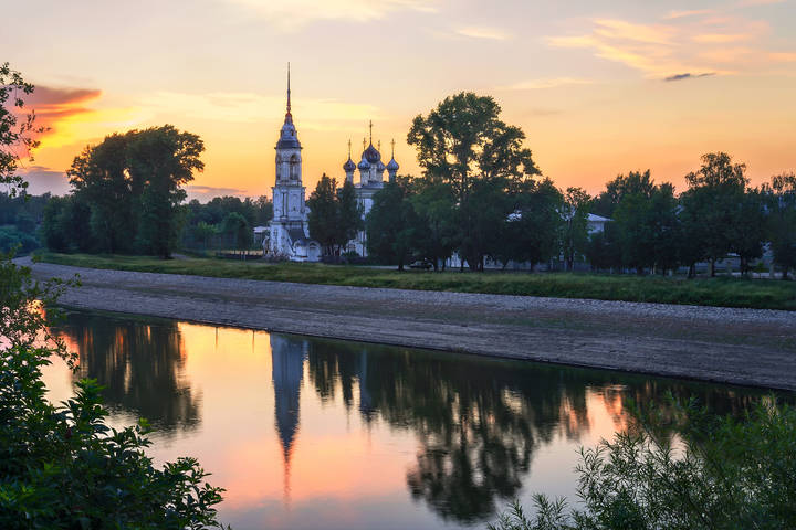 И отражается закат в водах речки Вологды...
