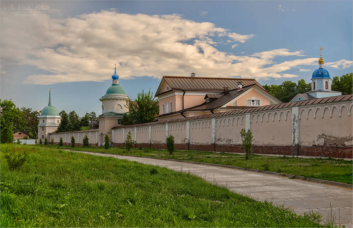 Вдоль монастырской ограды