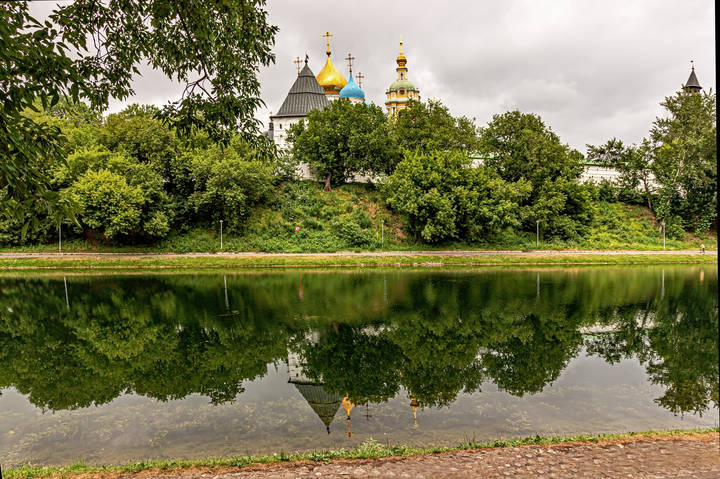 У стен московских монастырей.