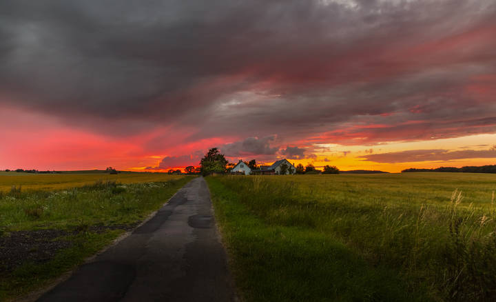 Пламенный закат в деревне.