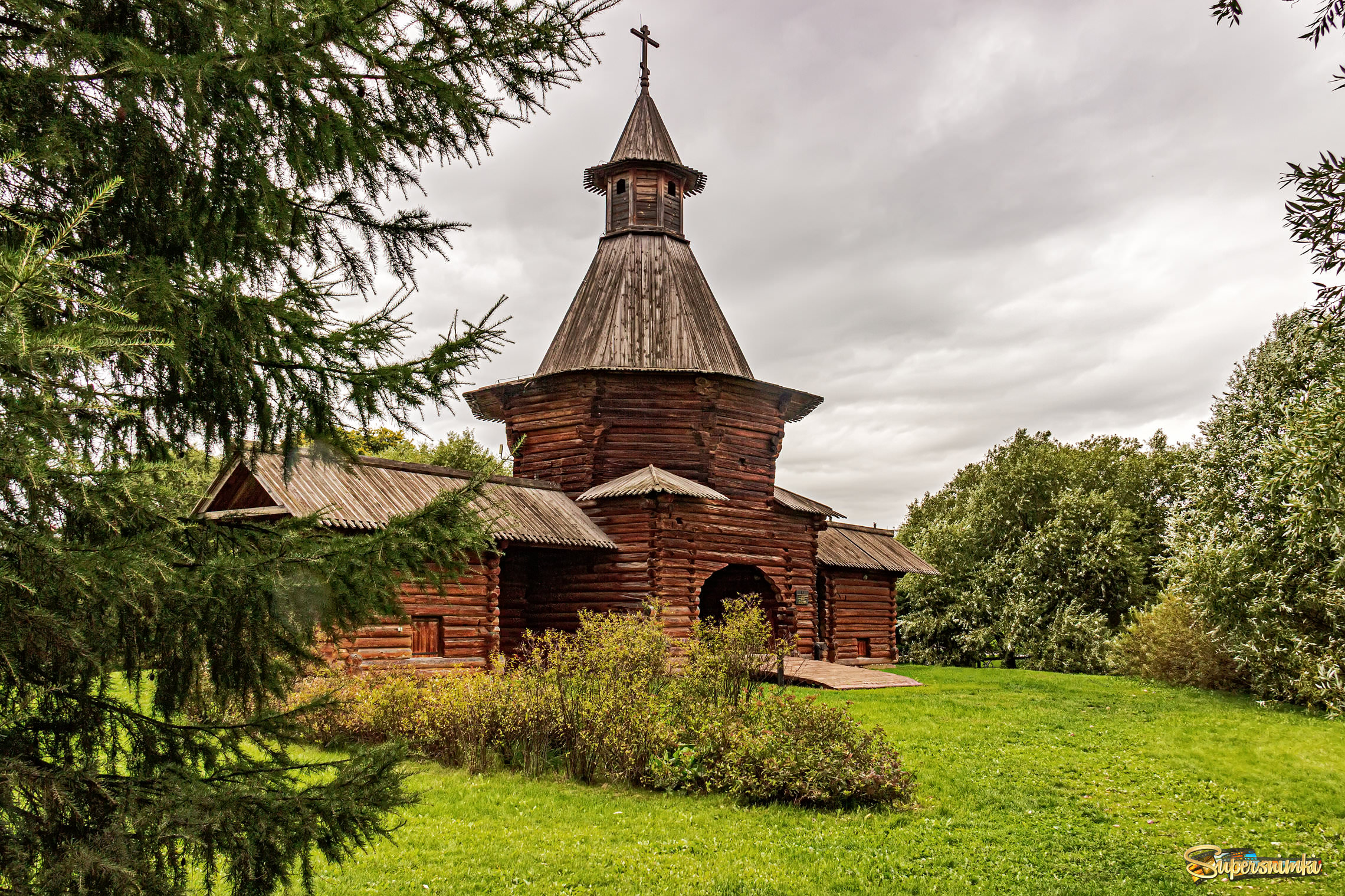 Башня Николо-Корельского монастыря.
