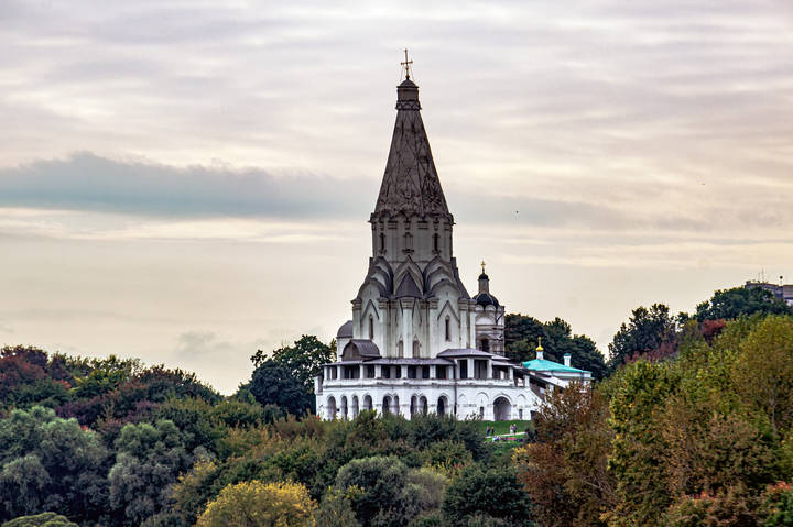 В Коломенском, на Москве реке.