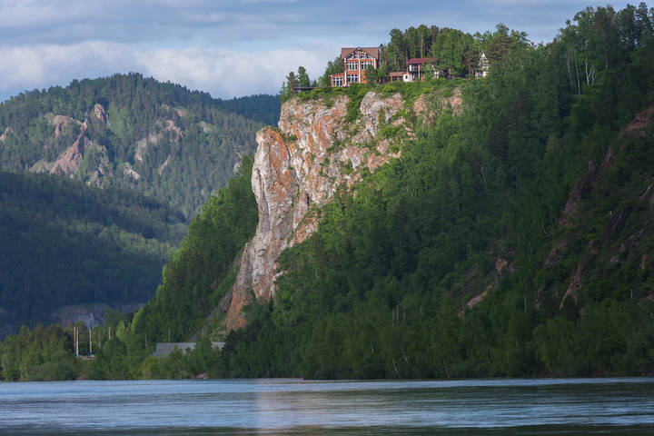 На крутом берегу