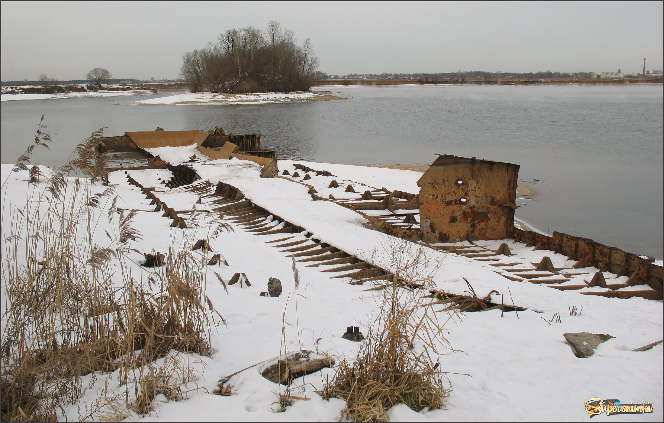 Старые баржи на Москва реке припорошенные снегом