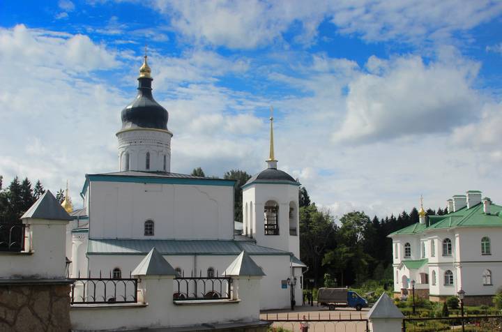 у стен монастыря