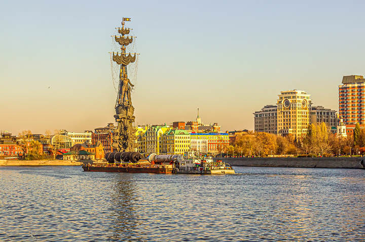 На Москва реке.