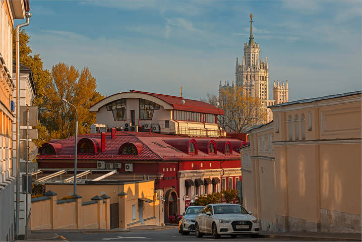 Легендарная с Малого Ивановского переулка.