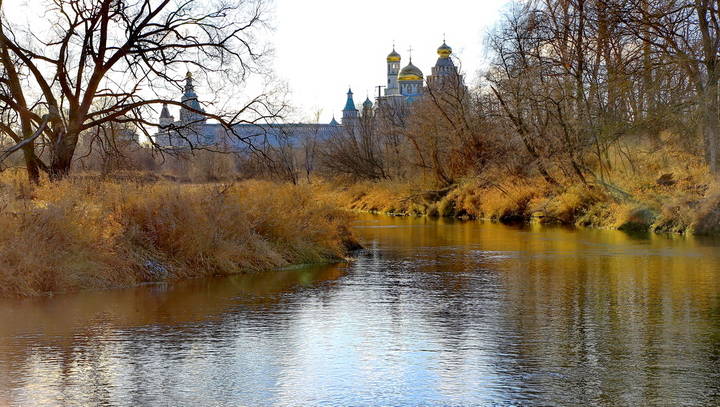 вечерний свет ласкает воду...