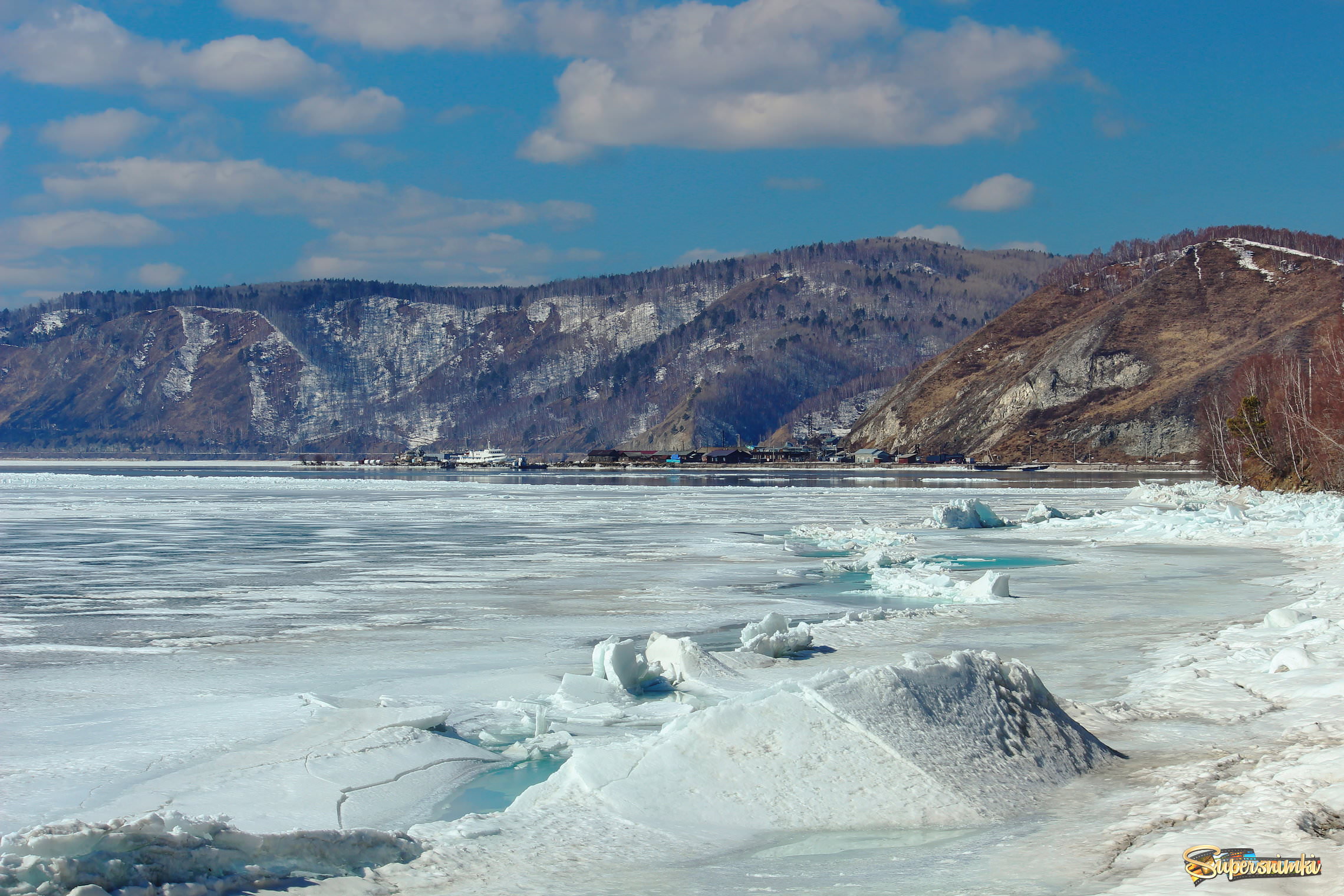 Весенний лёд Байкала