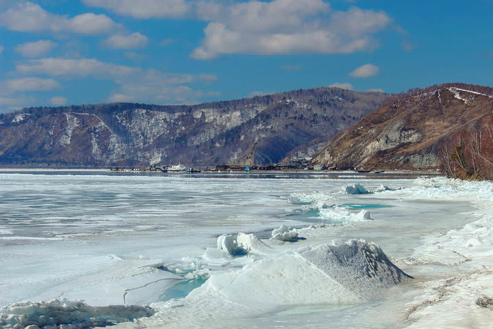 Весенний лёд Байкала