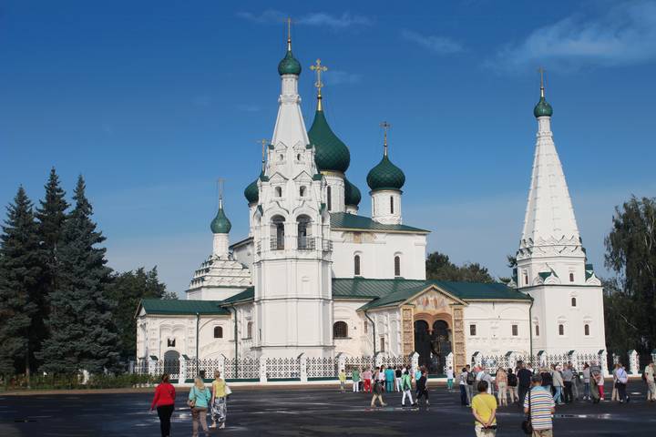 у храма