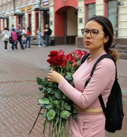 брюнетка с розами