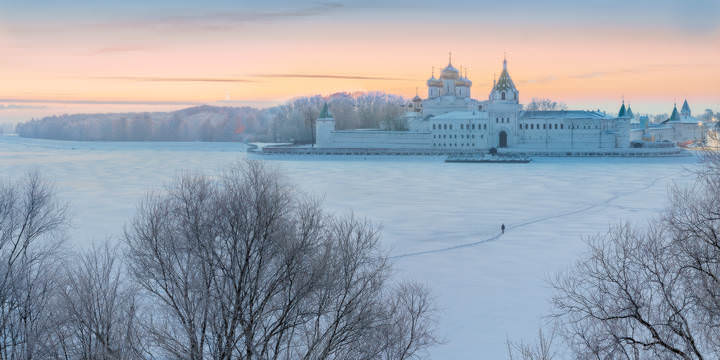 Морозным вечером.